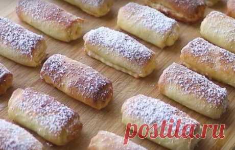 Простое печенье для домашнего чаепития. Готовится довольно быстро и просто. По себе стоимости выходит намного дешевле покупного, да и вкусовые качества выше. Поэтому если у вас есть немного времени, то стоит их приготовить. Ваша семья скажет вам «спасибо». Необходимые продукты 250 грамм творога 1 куриное яйцо 90 грамм сливочного масла 1 столовая ложка сахара 1 чайная ложка ванилина 210 грамм пшеничной муки 1 чайная ложка разрыхлителя 50 грамм измельченных орехов Начинаем п...