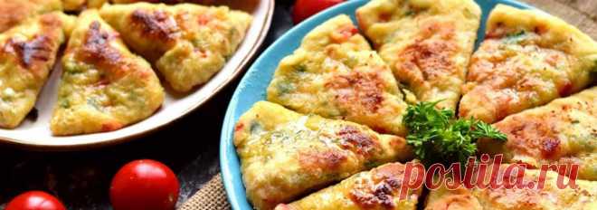 Жареные хлебцы с сыром • Рецепт Очень вкусные домашние жареные хлебцы с сыром, болгарским перцем и зеленью. Приготовьте в сковороде альтернативу обычному хлебу, просто и быстро.