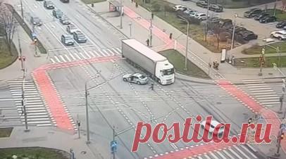 Сотрудник ДПС остановил фуру с потерявшим сознанием водителем. В Москве сотрудник ДПС запрыгнул на ходу в фуру и остановил её. Оказалось, что водитель большегруза потерял сознание. Он скончался до приезда скорой. Читать далее