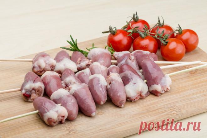 6 заблуждений о субпродуктах Субпродукты издавна употребляются в пищу, входят в состав излюбленных блюд разных народов мира. Несмотря на это, многие относятся к ливеру с подозрительностью, предпочитая не включать его в свой рацион. Сегодня мы развеем основные мифы на эту тему …