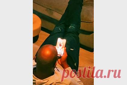 Девушка поймала мужа за неоднозначным занятием и вызвала споры в сети. Пользовательница TikTok с ником @lyjones0 поймала мужа за одним занятием, и сняла это на видео. Мужчина листал ленту и рассматривал фотографии других женщин. Реакция тиктокерши и сама ситуация вызвали споры в сети. Ролик был опубликован 12 января и за девять дней собрал более 1,7 миллионов просмотров.