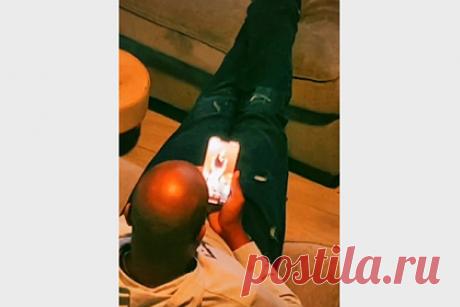 Девушка поймала мужа за неоднозначным занятием и вызвала споры в сети. Пользовательница TikTok с ником @lyjones0 поймала мужа за одним занятием, и сняла это на видео. Мужчина листал ленту и рассматривал фотографии других женщин. Реакция тиктокерши и сама ситуация вызвали споры в сети. Ролик был опубликован 12 января и за девять дней собрал более 1,7 миллионов просмотров.