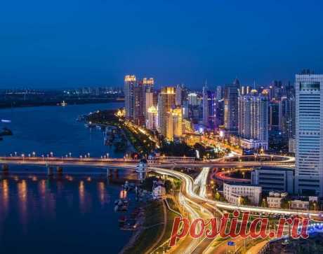 Харбин: русские корни | Журнал "JK" Джей Кей В отличие от многих китайских городов Харбин — вовсе не древний. Чуть более века истории по китайским меркам — просто взмах крыльев бабочки. Но век, который выпал на долю разросшейся железнодорожной станции, оказался драматичным. Основанный русскими скромный посад пережил дипломатические коллизии, войны и переселения народов. Харбин и поныне — самый русский из китайских городов.