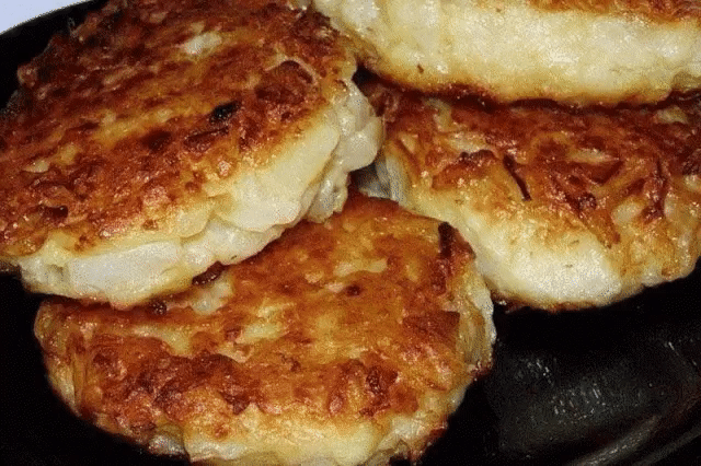 Готовим восхитительные овсяные котлеты 
Надо взять:
1 стакан овсяных хлопьев
1 головка репчатого лука
1 зубчик чеснока
1 средняя картофелина
Панировочные сухари
Перец, соль и Ваши любимые приправы по вкусу
Приготовление:
Берём овсяные хлопья и заливаем 100 мл горячей воды, оставляем замачиваться на 30 минут.
Пока заваривается овсянка, очищаем лук и пропускаем через среднюю тёрку. Когда овсяные хлопья разбухнут, добавляем к ним лук.
Пропускаем чеснок через чесночницу или очень мелко нарезаем. Д