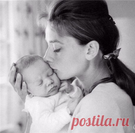 Очень сильная молитва 🙏🙏🙏 Господи! Услышь меня! Я прошу немного у тебя Пред святой иконою молю, Защити всех тех, кого люблю Всех родных моих и всех друзей Хлебом накорми и обогрей В трудный час им Ангела пошли, Чтоб сберёг их на краю пути Дай им счастья, радость и покой Все грехи прости и успокой Научи себя не потерять, Научи любить их и прощать Сделай так, чтоб те, кто дорог мне Погостили дольше на Земле Господи! Немного я прошу Сбереги всех тех, кого люблю!