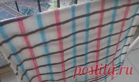 Как отстирать кухонные полотенца с помощью микроволновки. 
Стали словно вчера купленные! Пятна исчезли за 1,5 минуты! 

Итак, чтобы вафельные или махровые полотенца приобрели вид только что купленных, возьмите мыло для стирки (можно хозяйственное) и обычный полиэтиленовый пакет. -Намочите полотенце, отожмите и хорошенько натрите его мылом. Поместите полотенце в пакет и, не закрывая, отправьте его в микроволновку. Выберите среднюю мощность и установите таймер на 1,5 минуты....