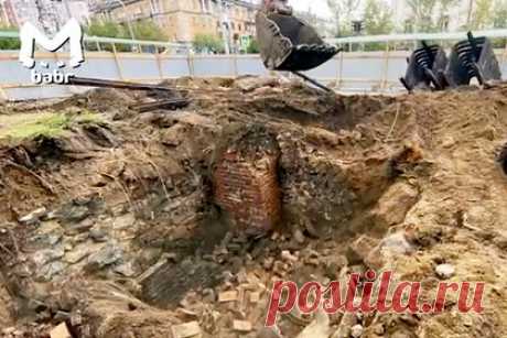 Рабочие из российского города залили бетоном здание Золотого века. Рабочие из Читы залили бетоном здание, построенное в XIX веке. Строители обнаружили постройку в российском городе во время проведения работ по установке памятника. Чтобы избежать осложнений при строительстве памятника, рабочие приняли решение залить котельную бетоном без предварительной экспертизы.