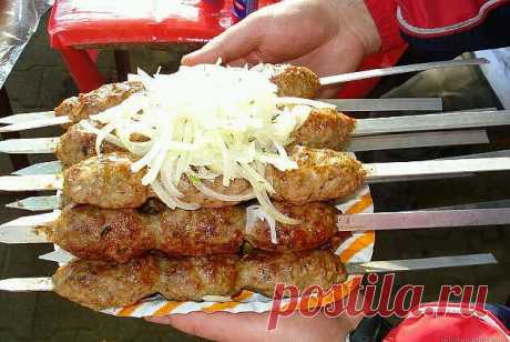 КИЙМА КАБОБ - ШАШЛЫК ИЗ ФАРША 

Традиционный кебаб, или шашлык из фарша, украшение узбекской кухни, как правило, готовится из парного мяса: молодого ягненка, теленка.