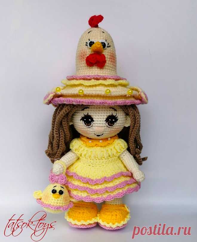 PDF Пупс-малышка Курочка Пасхальная крючком. FREE crochet pattern; Аmigurumi toy patterns. Амигуруми схемы и описания на русском. Вязаные игрушки и поделки своими руками #amimore - пасхальная кукла в платье из обычной пряжи, куколка девочки в ярком наряде к Пасхе.