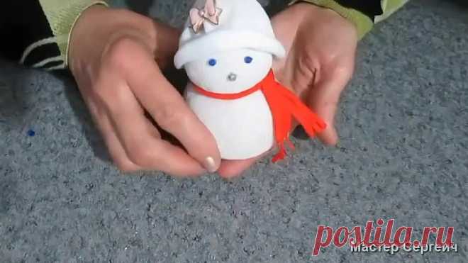 Посмотрите, как сделать снеговика из носка без нитки и иголки всего за 5мин