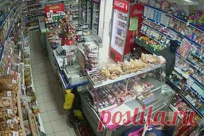 Приехавший погостить россиянин ограбил магазин и попал на видео. В Ставропольском крае неизвестный в балаклаве и с монтировкой совершил разбойное нападение на магазин в селе Дивное. Преступление сняла камера видеонаблюдения. На кадрах виден мужчина, который угрожает продавщице, затем он пытается разбить кассовый аппарат, но у него не получается. Он схватил сигареты и алкоголь.