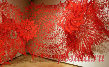 Красное кружево на стенах выставочного зала: гигантская вязаная инсталляция | Современное искусство | Арт