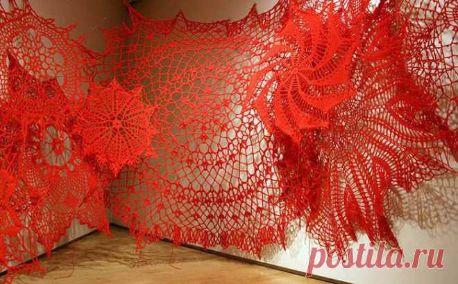 Красное кружево на стенах выставочного зала: гигантская вязаная инсталляция | Современное искусство | Арт