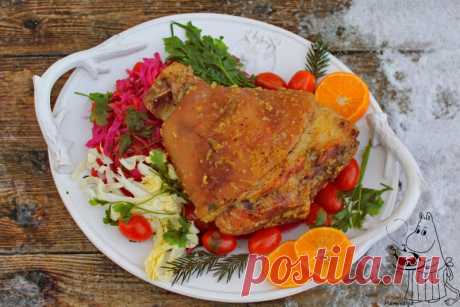 Рулька В этот раз рульку готовила по простому. Здесь можно посмотреть рецепт рульки в пиве . Эту рульку я просто сварила - до готовности и мягкости, у меня ушло на это 3,5 часа, обмазала чем нужно, и запекла- в течение 10 минут, и всё, готово. И так рульку моем, кладем в большую кастрюлю ( у меня 5…