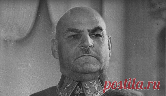 Григорий Кулик: что Сталин сделал с маршалом, проигравшим все сражения в Великую Отечественную В феврале 1942 года решением Верховного Суда СССР Маршал Советского Союза Г. И. Кулик был лишен маршальского звания и понижен до генерал-майора, лишен звания Героя Советского Союза и всех наград, выведен из состава ЦК ВКП(б). Согласно известному ныне приказу Наркома обороны СССР, в вину ему было в первую очередь поставлено оставление городов Керчь и Ростов. Но также упоминалось п...