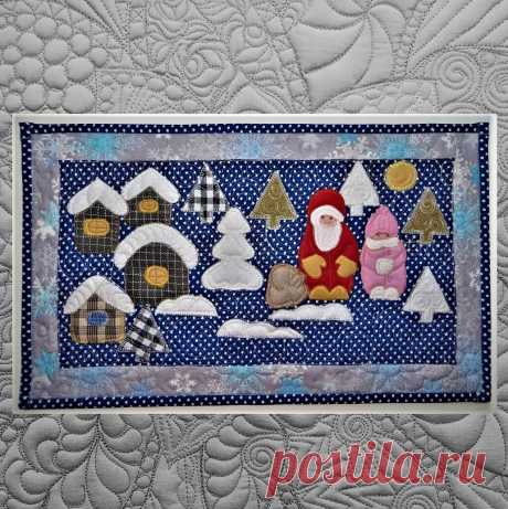 Лоскутная работа про домики, елки и Деда мороза со Снегурочкой.