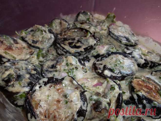 Баклажаны, жаренные с майонезом и чесноком Это рецепт из грузинской кухни, с обилием ароматных специй. А в нашей стране более популярен вариант пирамидки с баклажанами и томатами, промазанными чесночным майонезом. Закуску можно подавать, пока …