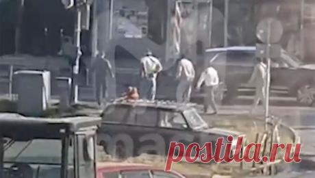 Мужчина с автоматом открыл огонь по людям в подмосковном Красногорске. В подмосковном Красногорске три человека госпитализированы с огнестрельными ранениями после ссоры на улице. Об этом сообщает Telegram-канал Mash. Инцидент произошел в Красногорске на Волоколамском шоссе, свидетелями конфликта группы ...