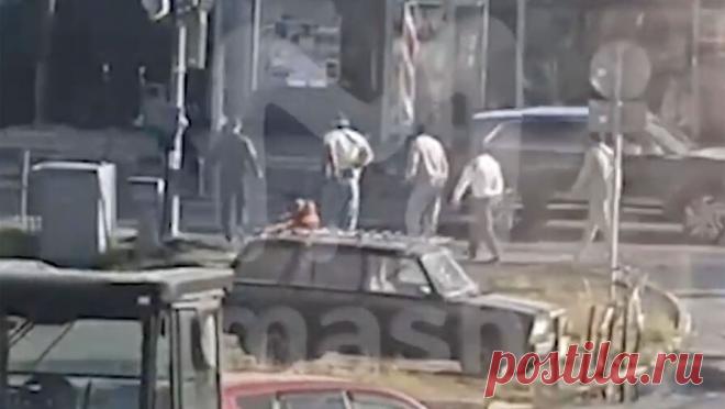 Мужчина с автоматом открыл огонь по людям в подмосковном Красногорске. В подмосковном Красногорске три человека госпитализированы с огнестрельными ранениями после ссоры на улице. Об этом сообщает Telegram-канал Mash. Инцидент произошел в Красногорске на Волоколамском шоссе, свидетелями конфликта группы ...