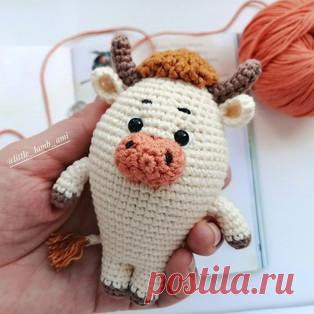 Бычок Кудряш амигуруми. Схемы и описания для вязания игрушек крючком! Бесплатный мастер-класс от Любы @little_lamb_ami по вязанию бычка по имени Кудряш. Высота вязаной крючком игрушки примерно 11 см. Для изготовления так…