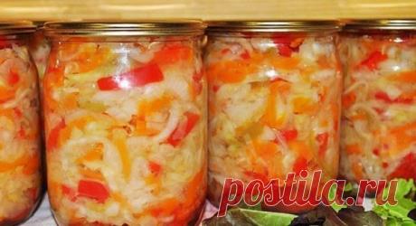 Овощной салат "Лето"

Для приготовления понадобится:

• Капуста — 0,5 кг.;
• Помидоры — 0,5 кг.;
• Огурцы — 0,5 кг.;
• Перец болгарский — 0,5 кг.;
• Морковь — 0,5 кг.;
• Масло растительное — 100 гр.;
• Уксус 9% — 100 мл.;
• Соль — 4 ч. л.;
• Сахар — 8 ч.л. 

Приготовление: 

1. Так как салат готовится очень быстро, то вначале нужно подготовить банки. Простерилизовать их и прокипятить крышки. Для этой порции нужно 5-6 банок по 0,5 л.
2. Овощи порезать, как на обычный летний...