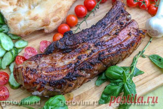 Свиная грудинка в томатном маринаде на мангале. Рецепт с фото Мясо для шашлыка совсем не обязательно нарезать кусочками. Можно зажарить его на мангале целым куском, предварительно промариновав. Маринад, содержащий большое количество лука и помидоров, подходит для не самого мягкого мяса. Это проверено не однократно: если дать жесткому мясу полежать в луковой смеси, оно становится мягче. В этом рецепте покажу, как приготовить свиную грудинку сразу на двух шампурах.

 
