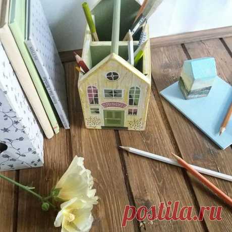 Стая кошек и собак разных пород, птичий клин, выводок божьих коровок, рой стрекоз, косяк рыб, ласточка, верблюд -  вспоминаю, каких животных уже рисовала на домиках 🖌Сегодня - кошку сфинкса и таксу, которые отправились в Москву к девочке Даниэле @pileshvilinata 🚀Полистайте, чтобы их увидеть 👉
.
Думаю, кого бы ещё попробовать - сов? куриц? овечек? 🤔