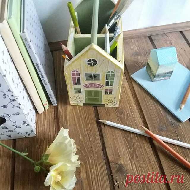 Стая кошек и собак разных пород, птичий клин, выводок божьих коровок, рой стрекоз, косяк рыб, ласточка, верблюд -  вспоминаю, каких животных уже рисовала на домиках 🖌Сегодня - кошку сфинкса и таксу, которые отправились в Москву к девочке Даниэле @pileshvilinata 🚀Полистайте, чтобы их увидеть 👉
.
Думаю, кого бы ещё попробовать - сов? куриц? овечек? 🤔