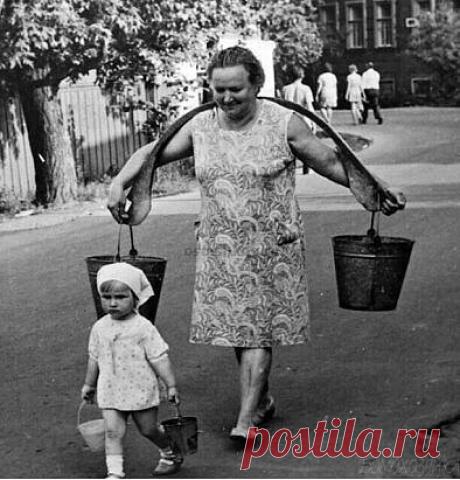 Бабушкина помощница! 
Вот так приучали детей к труду с раннего возраста!