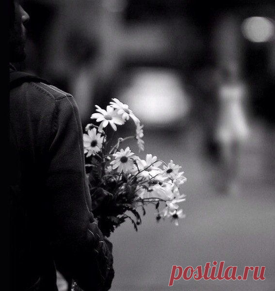 В стареньком поношенном плаще,
На глаза надвинув свой беретик,
Шёл старик и нёс, зажав в руке,
Из ромашек маленький букетик.
На свидание девушка спешила
В туфлях на высоких каблуках
И в толпе случайно зацепила
Шедшего навстречу старика.
Обернулась: «Дедушка, простите!»
Он поднял уставшие глаза:
«Милая, куда ж вы так спешите?»
«Ждут меня, опаздывать нельзя».
«Хорошо, когда вас где-то ждут
И встречают с радостью на лицах,
А моя любовь нашла приют
Там, куда могу не торопиться».