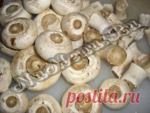 Шляпки шампиньонов фаршированные рикоттой и цукини