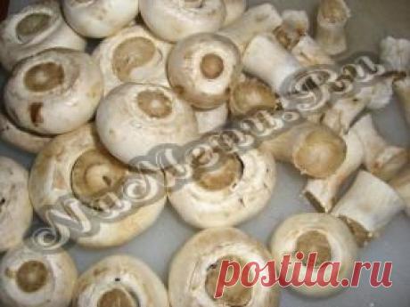 Шляпки шампиньонов фаршированные рикоттой и цукини