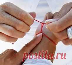 Красная нить на запястье.ЗДЕСЬ:др.цвета--- http://katrysya-24.livejournal.com/1142277.html ЗДЕСЬ:Обереги на платки,ленты, нитки,веревочки--- http://vsemagi.ru/articles/Oberegi-na-nitki-verevochki ЗДЕСЬ:изготовление,обереги,талисманы--- http://your-magic.ru/obereg-iz-nitok/