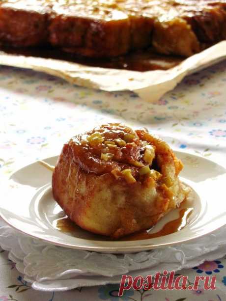 Cinnamon Rolls с карамелью и яблоком