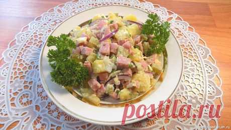 Картофельный салат с солеными огурцами, сосисками и плавленым сыром Продукты для приготовления салата с картошкой:Картофель - 7 штук среднего размераСоленый огурец - 2 штукиСосиски на Ваш вкус - 6 штукРепчатый лук (у меня красный,салатный) -1 штукаПлавленый сырок (70 грамм) - 1 штукаГорчица столовая - примерно 1 ч. ложкаЗелень петрушки - 1 пучокДля...