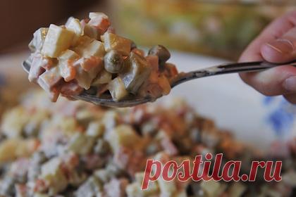 Россиянам раскрыли способ избежать переедания в новогодние праздники. Избежать переедания на новогодние праздники можно, если медленно пережевывать пищу, при этом не отвлекаясь на гаджеты. Такие способы раскрыл врач-гастроэнтеролог Шота Каландия. Быстрый прием пищи является основной причиной переедания. Гастроэнтеролог посоветовал заменить привычные блюда полезными аналогами.