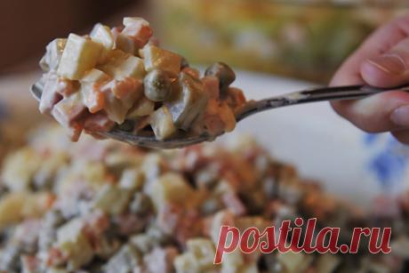 Россиянам раскрыли способ избежать переедания в новогодние праздники. Избежать переедания на новогодние праздники можно, если медленно пережевывать пищу, при этом не отвлекаясь на гаджеты. Такие способы раскрыл врач-гастроэнтеролог Шота Каландия. Быстрый прием пищи является основной причиной переедания. Гастроэнтеролог посоветовал заменить привычные блюда полезными аналогами.