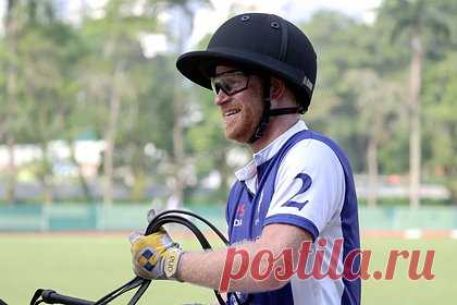 Раскрыт способ принца Гарри скрыть лысину. Ведущий консультант по пересадке волос Спенсер Стивенсон раскрыл способ британского принца Гарри скрыть лысину. По мнению эксперта, супруг актрисы Меган Маркл использовал спрей, который содержит в составе коллаген. Стивенсон отметил, что к этому средству часто прибегают знаменитости.