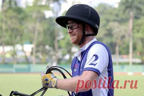 Раскрыт способ принца Гарри скрыть лысину. Ведущий консультант по пересадке волос Спенсер Стивенсон раскрыл способ британского принца Гарри скрыть лысину. По мнению эксперта, супруг актрисы Меган Маркл использовал спрей, который содержит в составе коллаген. Стивенсон отметил, что к этому средству часто прибегают знаменитости.