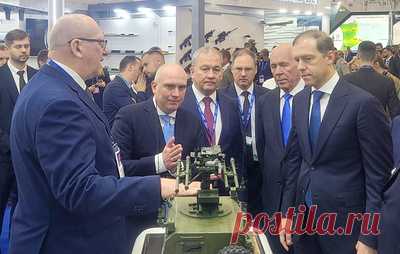 Мантуров и Чемезов осмотрели экспозицию РФ на оборонной выставке в Саудовской Аравии. Российская делегация ознакомилась со стендами Рособоронэкспорта, Ростеха, концерна ВКО "Алмаз-Антей"