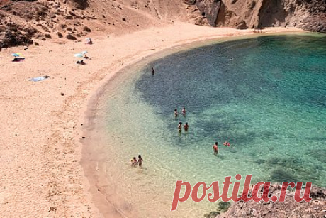 Туристы побывали на Канарах и описали поездку фразой «отдых превратился в ад». Четверо туристов заплатили три тысячи долларов за поездку на испанский остров Лансароте по системе «все включено», чтобы отпраздновать там Новый год. Путешественники утверждают, что отдых на роскошном курорте вскоре обернулся для них настоящим кошмаром. Все они слегли с сильным пищевым отравлением.