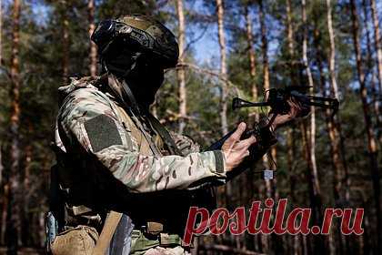 В Энергодаре сбили украинский дрон со взрывчаткой. Вооруженные силы Украины (ВСУ) запустили беспилотник со взрывчаткой в районе Энергодара, он был сбит. Об этом сообщил представитель правоохранительных органов Запорожской области. Содержимое уничтоженного дрона включало пять пластин взрывчатки по 540 грамм, магнитные крепления, детонаторы и комплект радиопередатчиков.