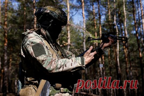 В Энергодаре сбили украинский дрон со взрывчаткой. Вооруженные силы Украины (ВСУ) запустили беспилотник со взрывчаткой в районе Энергодара, он был сбит. Об этом сообщил представитель правоохранительных органов Запорожской области. Содержимое уничтоженного дрона включало пять пластин взрывчатки по 540 грамм, магнитные крепления, детонаторы и комплект радиопередатчиков.