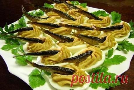 ФАРШИРОВАННЫЕ ЯЙЦА 
Топ–20 вариантов начинки  

1. Обжарьте мелко нарезанный лук и смешайте с желтком. 
2. Твердый сыр с чесноком, майонезом и желтком. 
3. Желток с мелко нарезанными маслинами или оливками и майонезом. 
4. Сыр на мелкой терке, грецкие орехи плюс майонез и чеснок. Украсить половинками грецкого ореха. 
5. Тунец или сайра с маслинами. 
6. Креветки с желтком. Сверху — по целой вареной креветке. 
7. Желток, майонез, горчица, соленые огурцы — на терке или мелким...