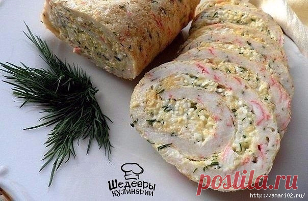 Закусочный рулет из крабовых палочек.
