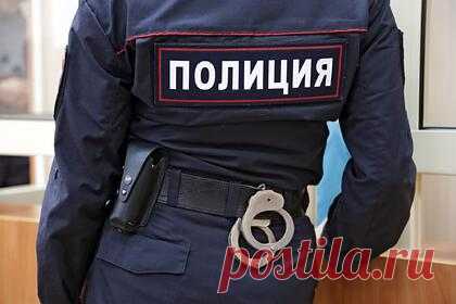 Российский полицейский попал под следствие за применение силы к задержанному. В Калининградской области возбудили дело в отношении полицейского, применившего силу к 26-летнему задержанному. Инцидент произошел в отделе полиции в Черняховске. Страж порядка схватил молодого человека, задержанного за административное правонарушение, за одежду и кинул на пол, в результате чего тот ударился головой.