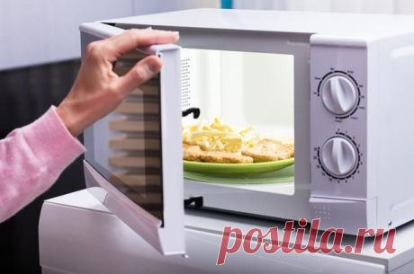 Разогреть до смерти. Какие продукты нельзя греть в микроволновке Микроволновая печь есть в каждом доме: как ещё быстро разогреть пищу? Но нагрев некоторых продуктов под волнами убивает все полезные вещества, а иногда и вовсе делает блюдо опасным.