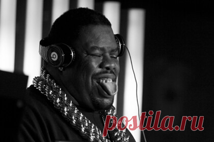 Умер рэпер Biz Markie. Умер американский рэпер Biz Markie (Марсель Тео Холл). Ему было 56 лет. Причиной смерти стали осложнения, вызванные сахарным диабетом. Biz Markie обрел известность в 1989 году благодаря синглу Just a Friend, проданному тиражом более миллиона копий. Тот сингл занял девятое место в чарте U.S. Billboard Hot 100.