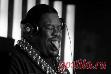 Умер рэпер Biz Markie. Умер американский рэпер Biz Markie (Марсель Тео Холл). Ему было 56 лет. Причиной смерти стали осложнения, вызванные сахарным диабетом. Biz Markie обрел известность в 1989 году благодаря синглу Just a Friend, проданному тиражом более миллиона копий. Тот сингл занял девятое место в чарте U.S. Billboard Hot 100.