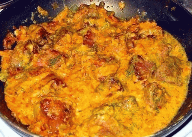 ПЕЧЕНЬ СО СЛИВКАМИ 
Ингредиенты: 
- Печень говяжья - 600гр. 
- Лук репчатый - 1 головка. 
- Морковка - 1шт. 
- Сметана - 3ст.ложки 
- Сливки 10% - 100гр. 
- Мука. 
- Сушёный укроп. 
- Соль. 
- Приправы по вкусу. 
Приготовление: 
1. Печёнку моем и очищаем от плёнки и жилок. Нарезаем на порционные куски (но не мелко), обваливаем в муке, солим и обжариваем на подсолнечном масле с двух сторон по 2 минуты на каждую. Выкладываем к печёнке зажарку из лука и моркови (предварительно приготовленную),